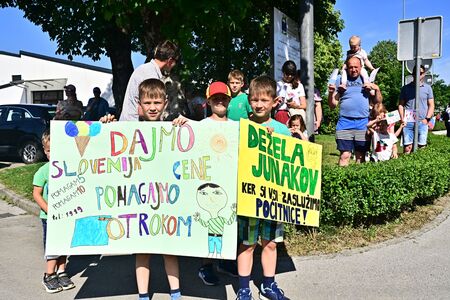 Dezela Junakov v Mirni Peci (2)